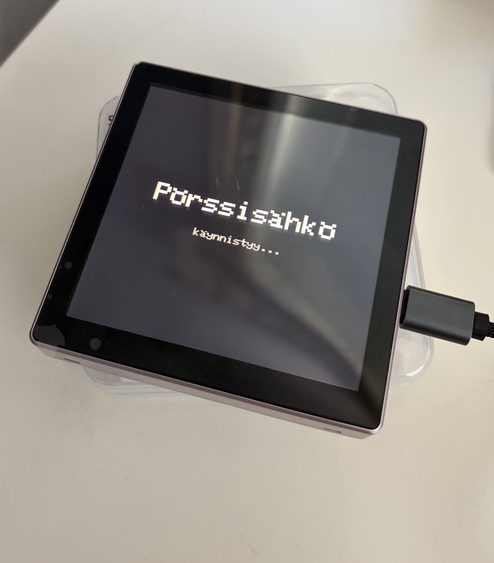 Pörssisähkö device booting up, showing the Pörssisähkö startup screen